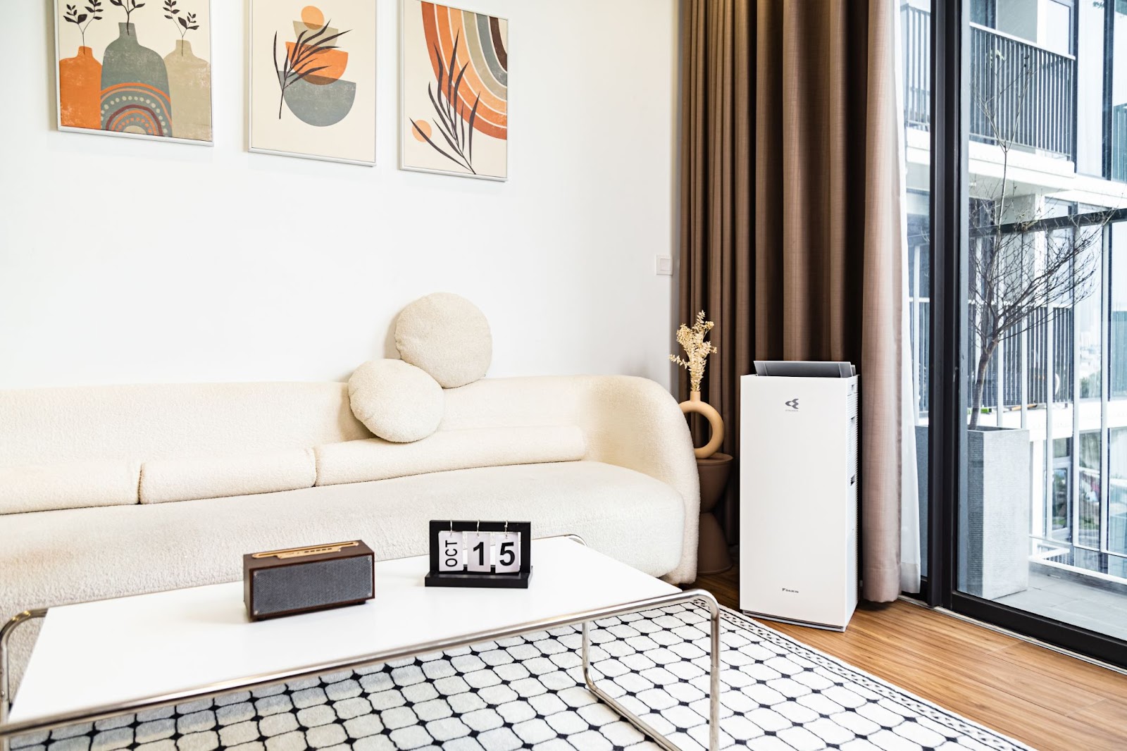 Vệ sinh máy lọc không khí giúp thiết bị hoạt động hiệu quả hơn.