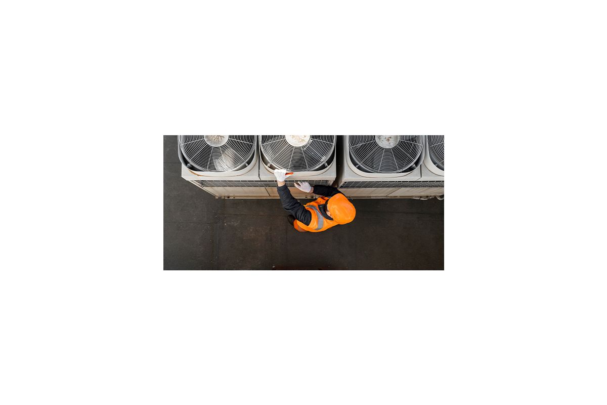 Khi máy lạnh kêu to, bạn nên tự xử lý hay nhờ kỹ thuật viên?